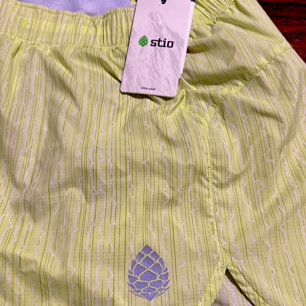 Stio Women’s Second Light Running Shorts – Small. Green Tea Bark NWT - Picture 3 of 4